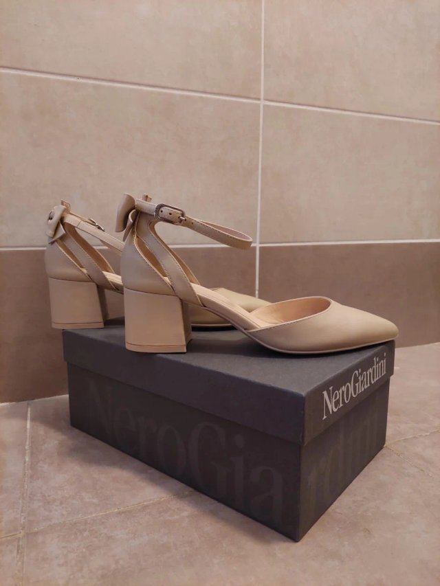 Zapatos de cuero NeroGiardini desnudos talla 39