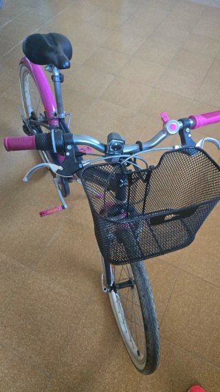 Bicicleta infantil rosa con cesta