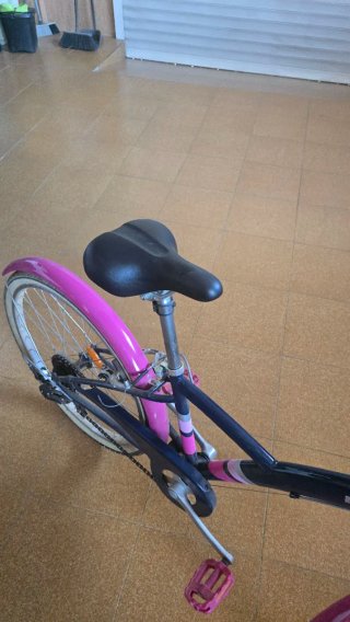Bicicleta infantil rosa con cesta