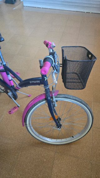 Bicicleta infantil rosa con cesta