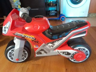 Moto infantil roja