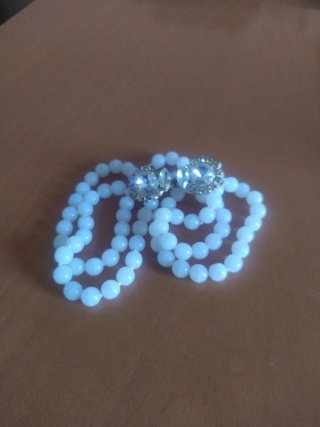 Collana perle bianche con chiusura gioiello.