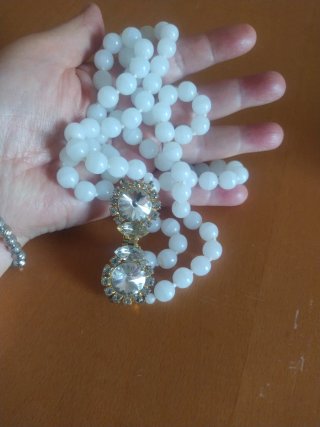 Collana perle bianche con chiusura gioiello.