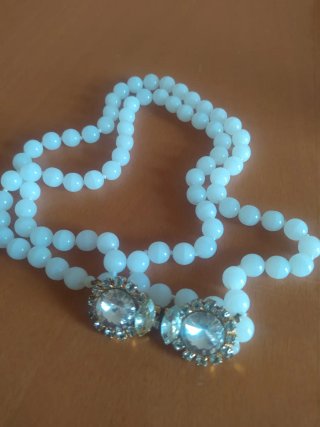Collana perle bianche con chiusura gioiello.