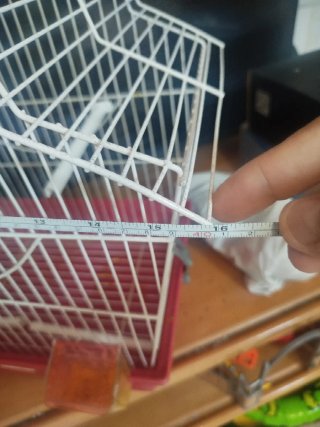 Jaula para pájaros blanca y roja