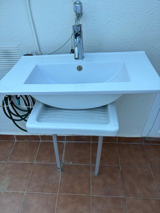 Lavamanos de baño con grifo y desagüe