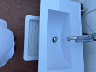 Lavamanos de baño con grifo y desagüe