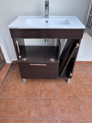 Lavamanos de baño con grifo y desagüe
