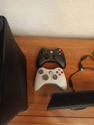 Xbox 360 Negro + Kinect + Mandos