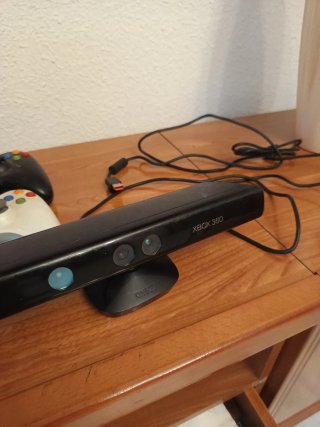 Xbox 360 Negro + Kinect + Mandos
