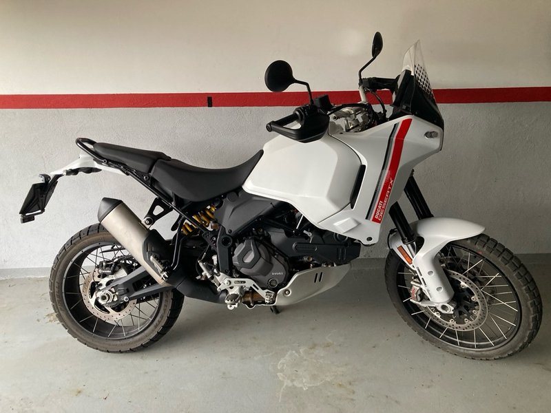 Ducati Desert X 2023 Blanca