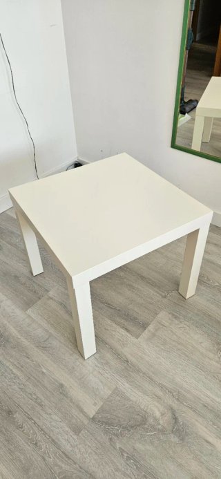 Mesa auxiliar cuadrada blanca