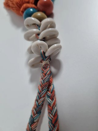 Colgante bolso conchas y borlas