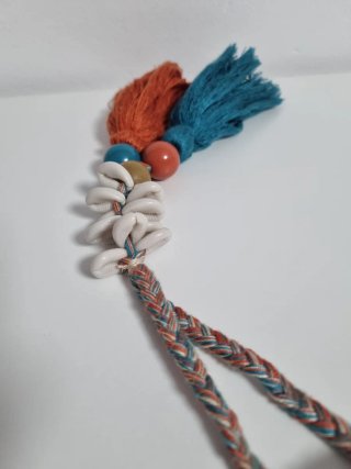 Colgante bolso conchas y borlas