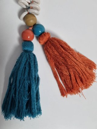 Colgante bolso conchas y borlas