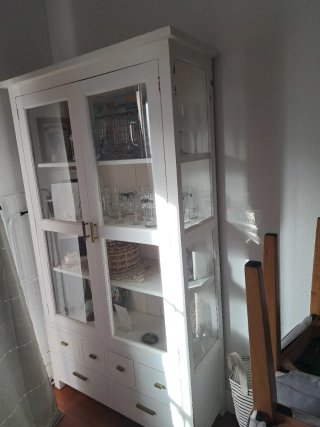 Vitrina de madera con puertas de cristal