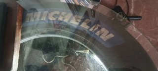 Mesa con Neumáticos F1. Michelin las dos del y tra