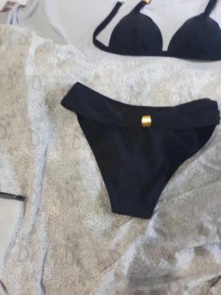 Bikini negro con detalles dorados