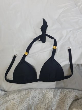 Bikini negro con detalles dorados