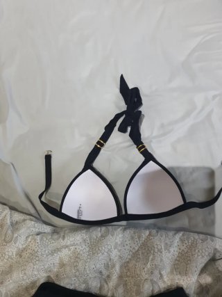 Bikini negro con detalles dorados