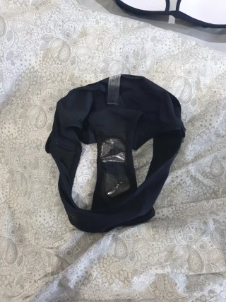 Bikini negro con detalles dorados
