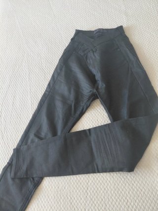 Pantalones pitillo engomados negros