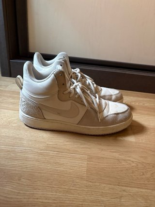 Deportivas Nike Beige y Blancas Talla...