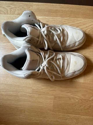 Deportivas Nike Beige y Blancas Talla...