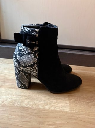 Botines tacón piel serpiente