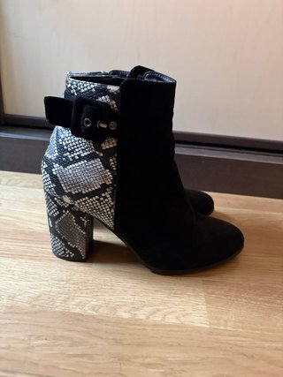Botines tacón piel serpiente