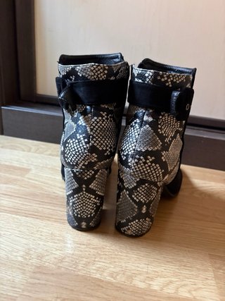 Botines tacón piel serpiente