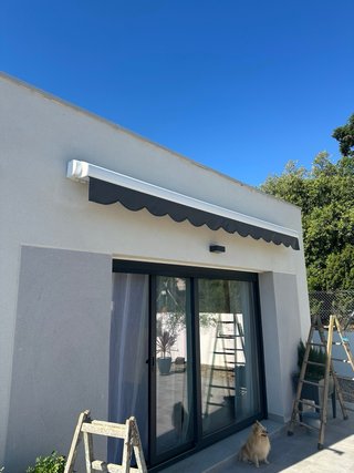 Toldo retráctil gris para jardín