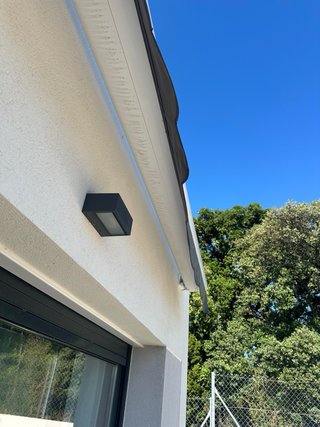 Toldo retráctil gris para jardín