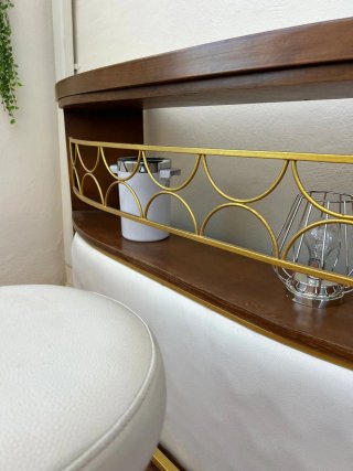 Barra de madera con 2 taburetes blancos