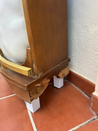 Barra de madera con 2 taburetes blancos