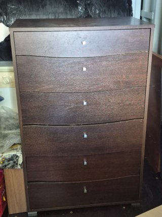 Cómoda de madera marrón