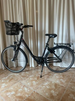 Bicicleta de paseo negra con cesta