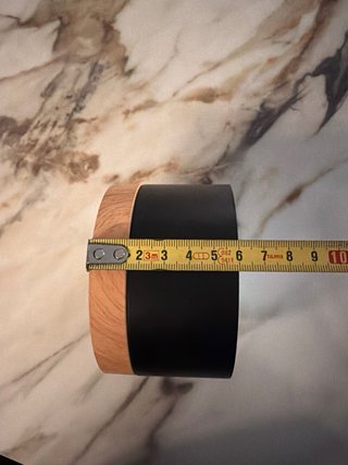 Foco negro y madera