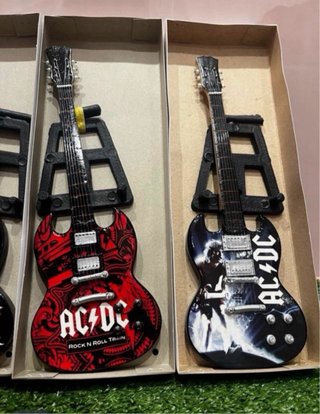 AC-DC. CONJUNTO DE GUITARRAS DECORACIÓN