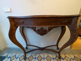 Consola antigua de madera tallada