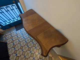 Consola antigua de madera tallada