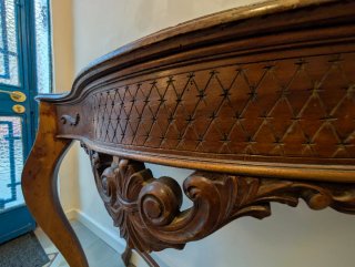 Consola antigua de madera tallada