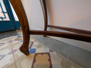 Consola antigua de madera tallada