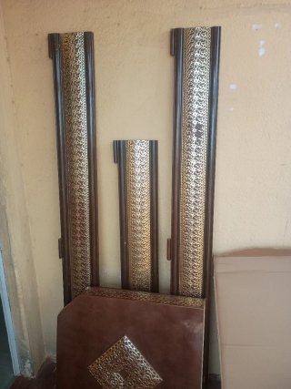 Muebles de madera con detalles dorados