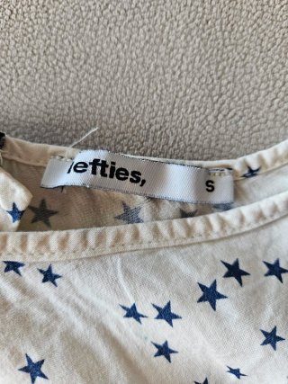Camiseta blanca con estrellas. Talla S