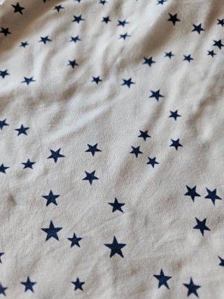 Camiseta blanca con estrellas. Talla S