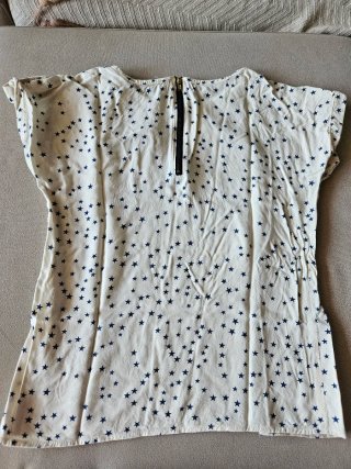 Camiseta blanca con estrellas. Talla S