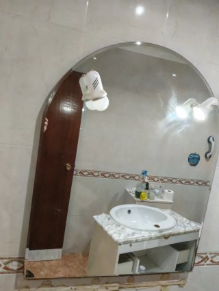 Mueble de baño mármol y madera