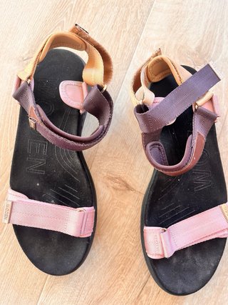 Sandalias Woden rosas y marrones