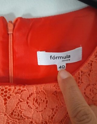 Vestido coral con encaje